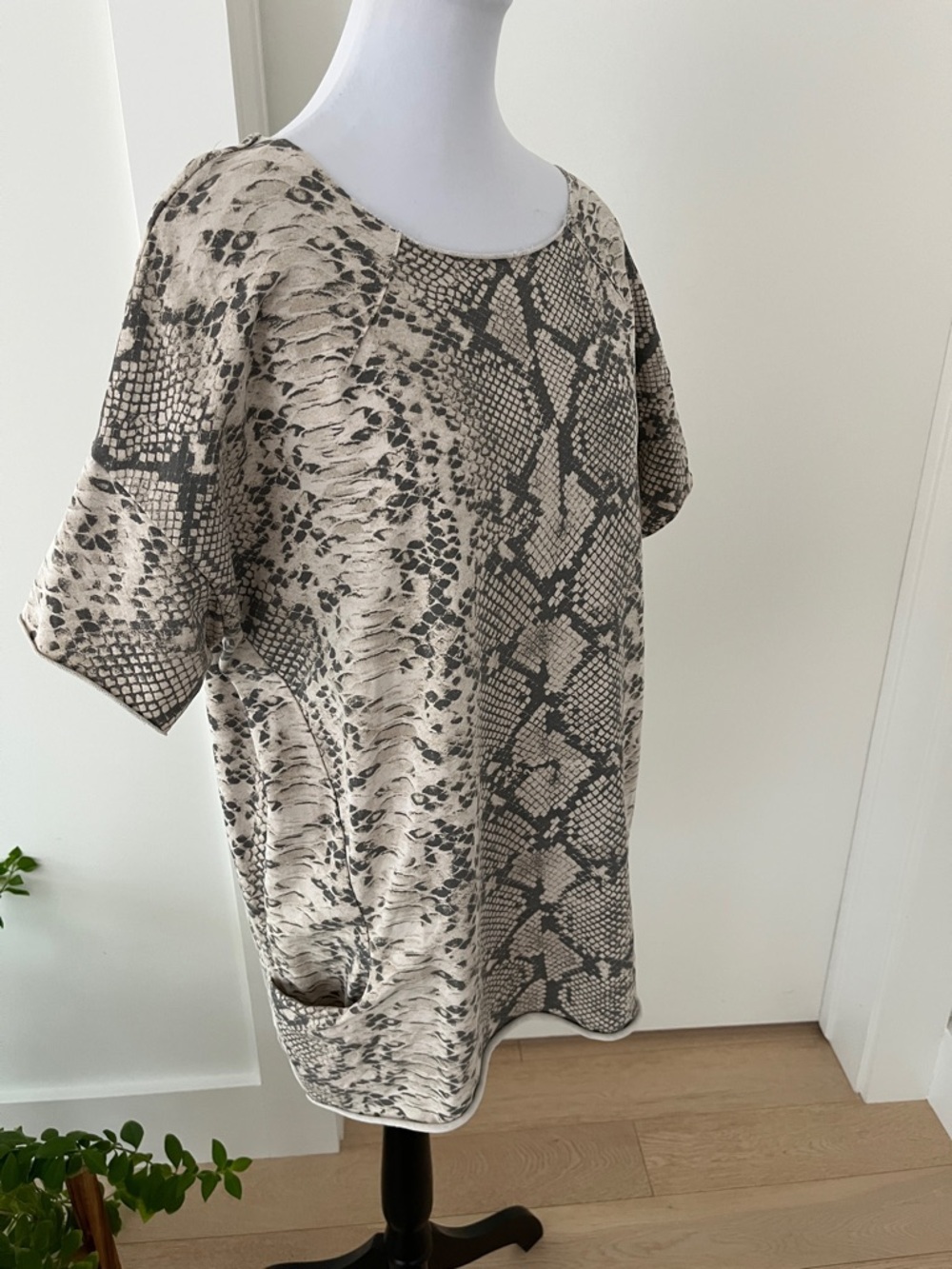 WI & CO Tunic Short Sleeve Snakeskin Python Print Casual Made Italy Comfy Chic